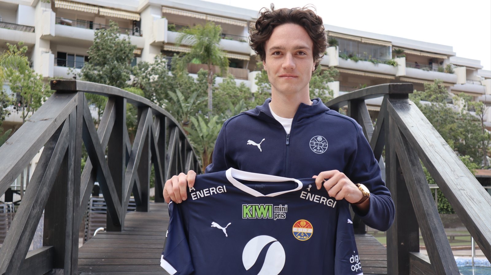 Yves Vaage signing his first pro contract with Strømsgodset
